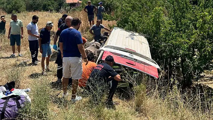 Hakimiyeti kaybolan minibüs şarampole yuvarlandı: 7 yaralı