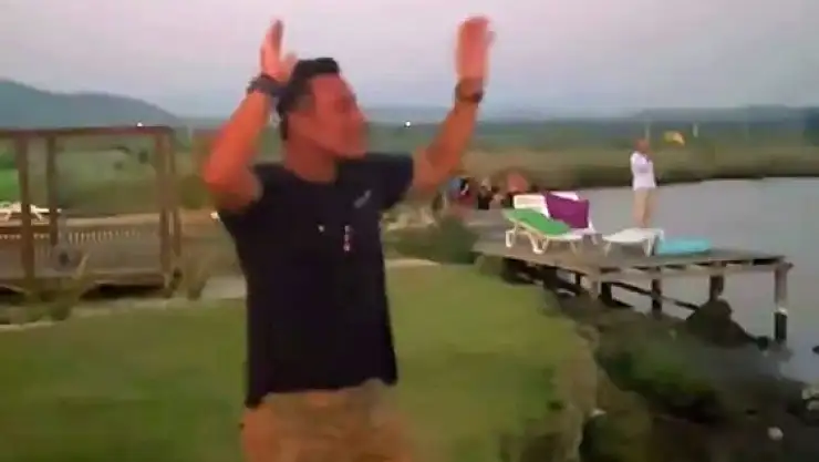 Hayranları tekneden Mustafa Sandal kıyıdan şarkıya eşlik etti