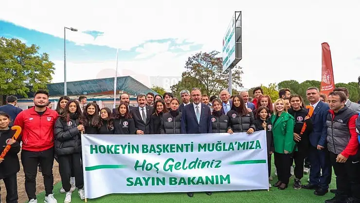 Hokeycilerden Bakan Kasapoğlu'na Pankartlı Karşılama