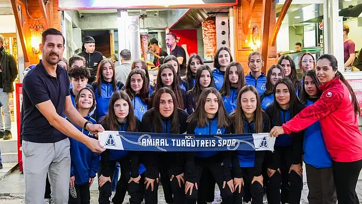 İftar Yemeğinde Zeyno Döner'de Bir Araya Geldiler
