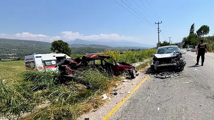 İki araç çarpıştı, 3 kişi yaralandı