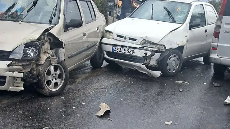 İki otomobil çarpıştı ! 1 yaralı