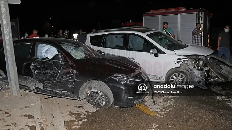 İki otomobil çarpıştı: 3 yaralı