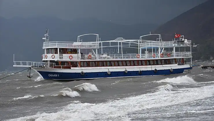 İki Tekne Fırtına Nedeniyle Karaya Oturdu