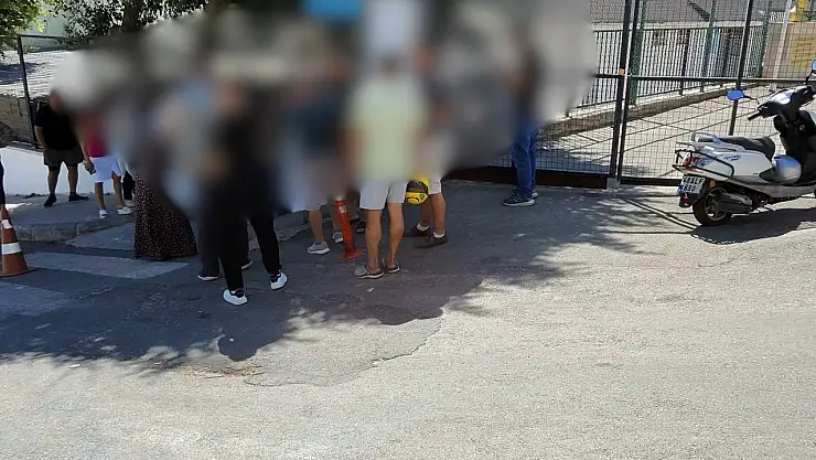 İlkokul önünde veliler arasında kavga !
