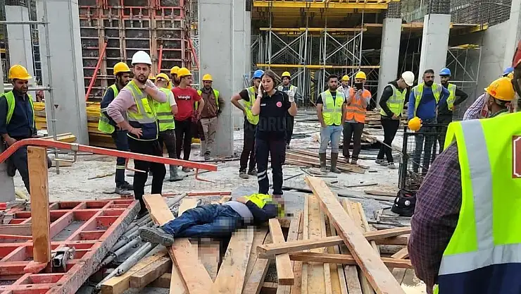 İnşaatta Çelik Kalıp İşçilerin Üzerine Düştü: 1 Ölü, 1 Yaralı