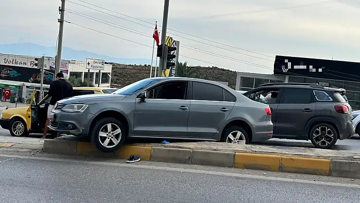 Işıklarda duran araca çarparak yaralandı