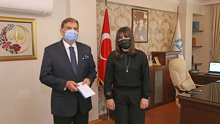 İstiklal Marşı okuma yarışmasından kazandığı ödülü, sevgi evindeki çocuklara bağışladı