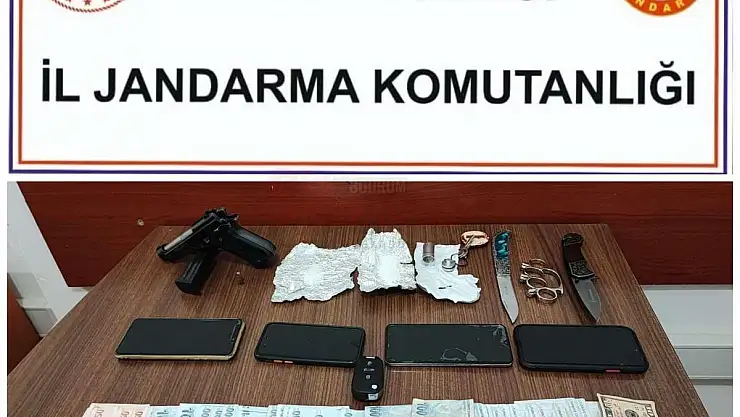 Jandarma Ekipleri Şüpheli Araçta Uyuşturucu ve Silah Ele Geçirdi