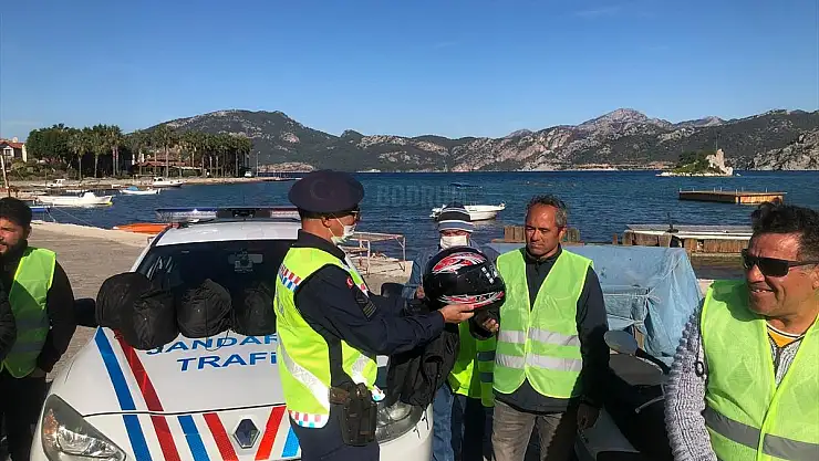 Jandarma Motosiklet Sürücülerine Kask ve Reflektif Yelek Dağıttı