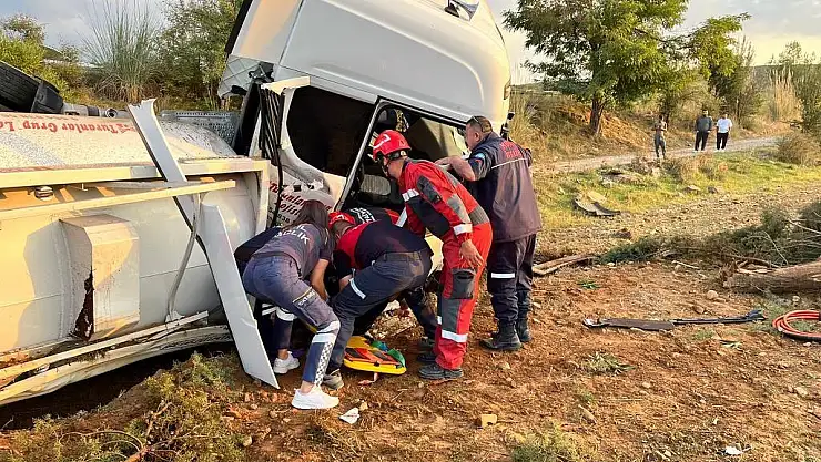 Jet Yakıtı Yüklü Tanker Yoldan Çıkıp Tarlaya Uçtu: 3 Yaralı