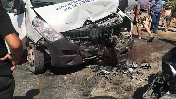 Kafa Kafaya Çarpıştılar, Kazada 8 Kişi Yaralandı