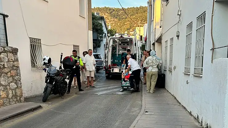 Kaldırımdan yola adım attığı anda araç çarptı !
