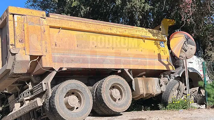 Kamyon Kontrolden Çıkıp Bahçe Duvarına Çarptı