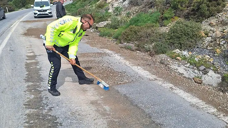 Kamyon Yola Kum Saçtı, Ekipler Hızla Müdahale Etti