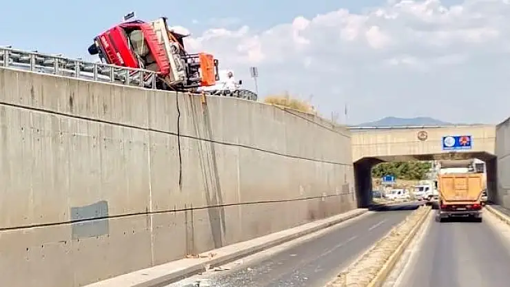 Kamyonet Demir Korkuluklara Asılı Kaldı: 1 Yaralı