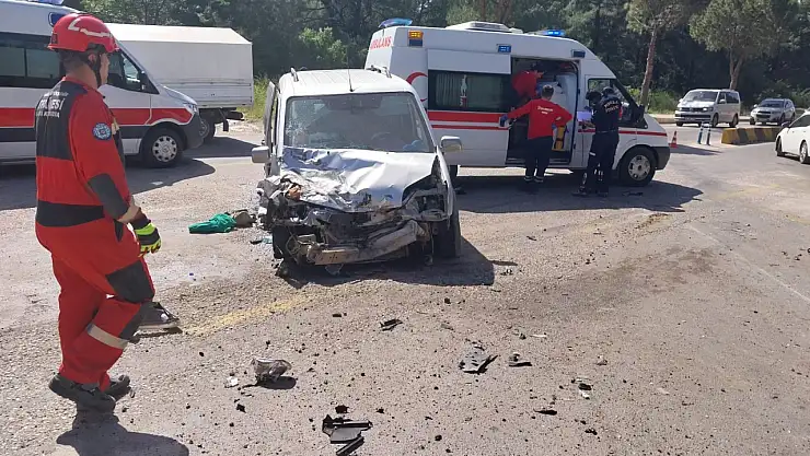 Kamyonet ile iş makinesi çarpıştı: 2 yaralı