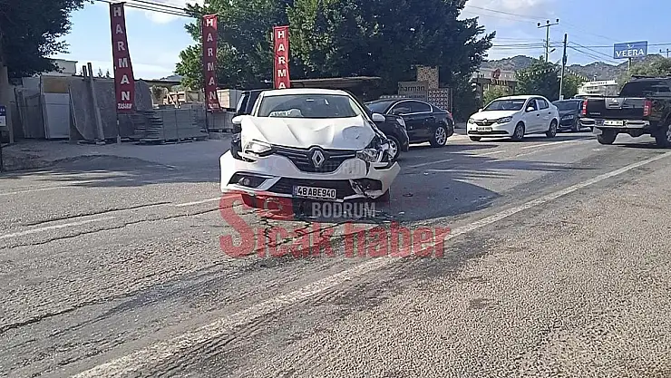 Kamyonet ile Otomobil Çarpıştı