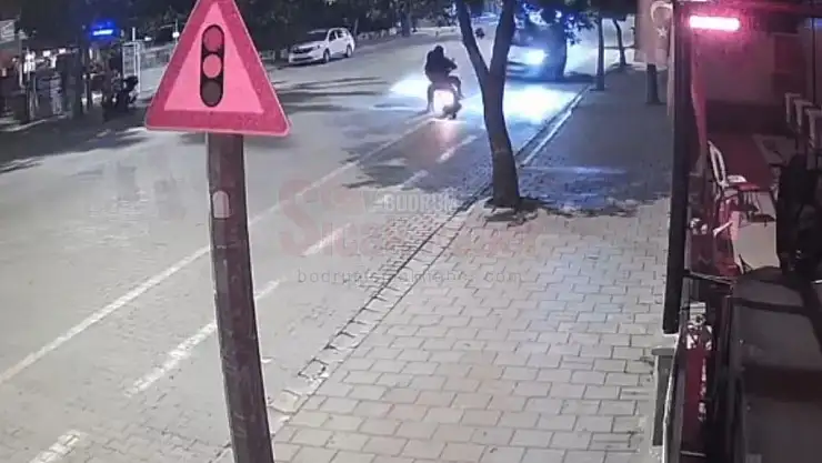 Kamyonet, Motosiklete Çarpıp 2 Kişiyi Yaraladı