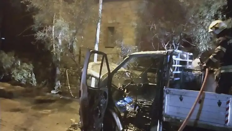 Kamyonet Yangında Kullanılamaz Hale Geldi