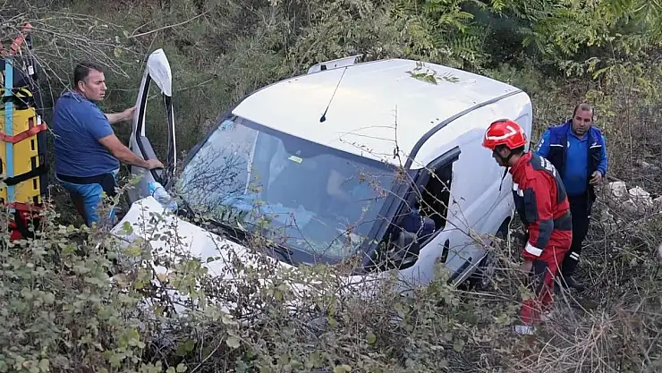 Kargo Aracı Yoldan Çıktı, Sürücü Yaralandı