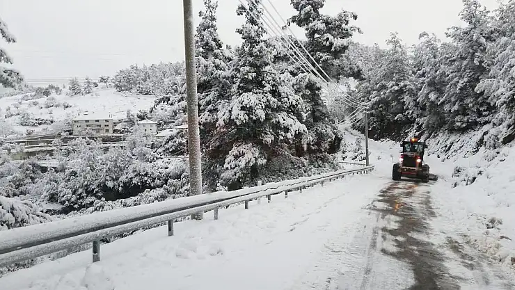 Karla Kaplı Yollar Belediye Ekiplerince Açıldı