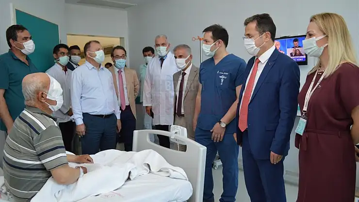 Katarakt ameliyatı sonrası görme kaybı yaşayan hastaya kadavradan kornea nakledildi