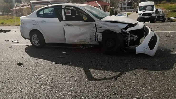 KAVŞAKTA MEYDANA GELEN KAZADA 4 KİŞİ YARALANDI