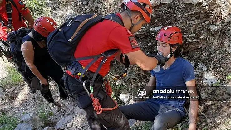Kayalıklarda mahsur kalan 2 kişi kurtarıldı