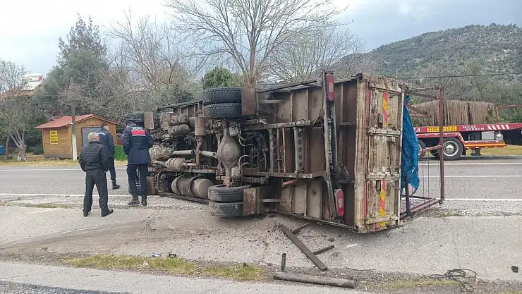 Kaygan Yolda Kaza: Yan Yatan Kamyon Trafiği Durdurdu