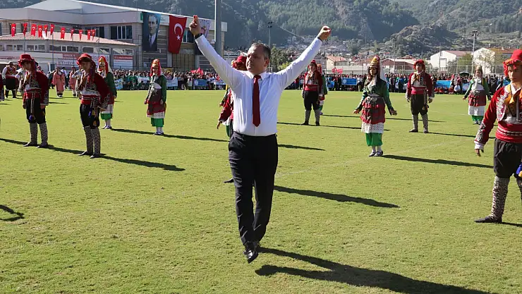 Kaymakam Akkaya'dan zeybek gösterisi