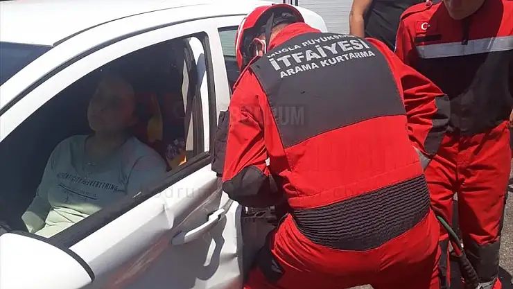 Kaza yapan otomobilde sıkışan sürücüyü itfaiye kurtardı