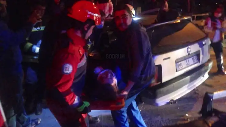 Kaza Yapan Otomobilde Sıkışan Sürücüyü İtfaiye Kurtardı