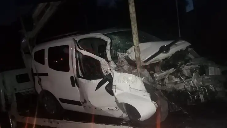 Kepçeye Vuran Aracın Sürücüsü Yaralandı
