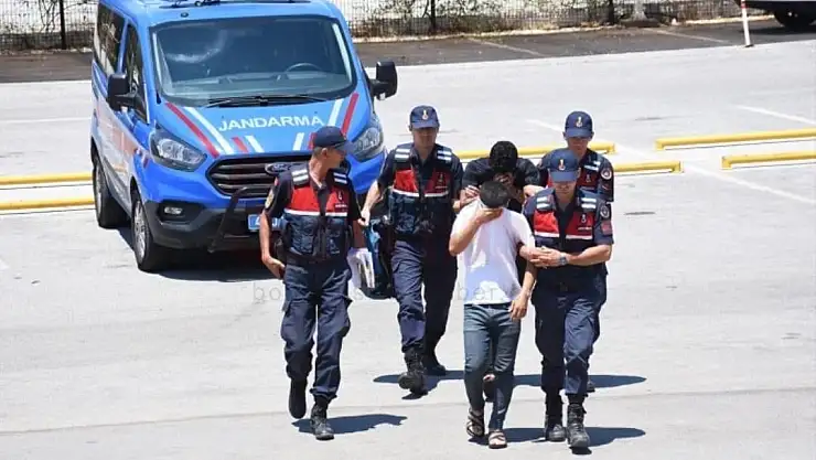 Kimlik Kontrolünde Yakayı Ele Verdi