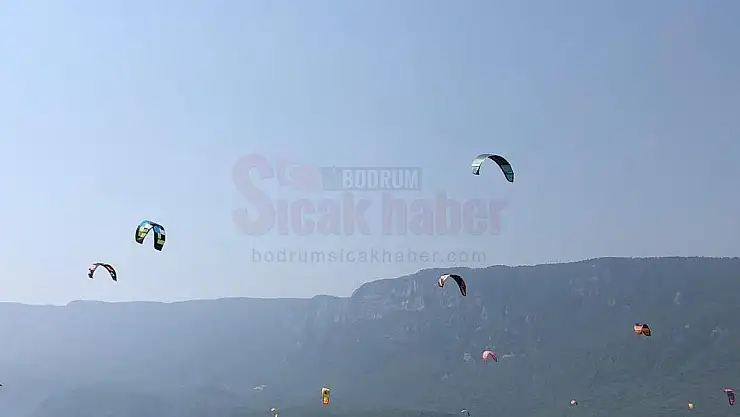 Kitesurfçüler Sahilleri Renklendiriyor