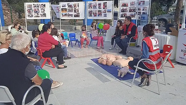 Kızılay Haftasını Bodrum Genç Kızılayı Oasis AVM' de kutladı