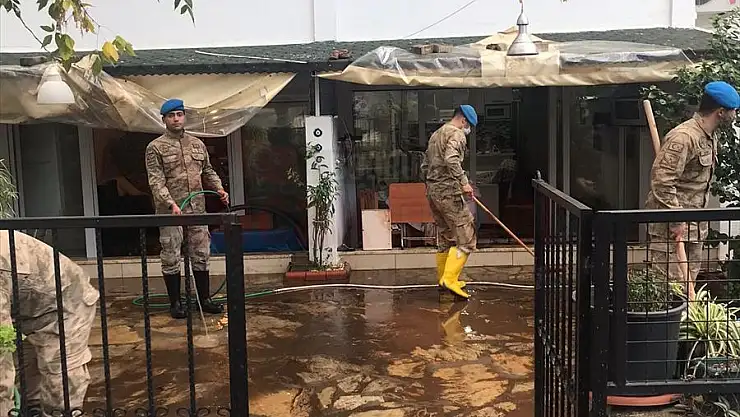 Komandolar Sağanaktan Etkilenen Evleri Temizledi
