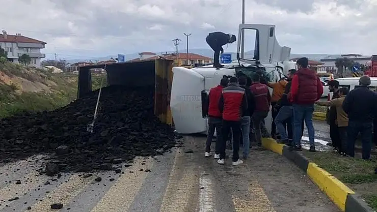 Kömür Yüklü Kamyon Devrildi, Alt Geçit Kapandı