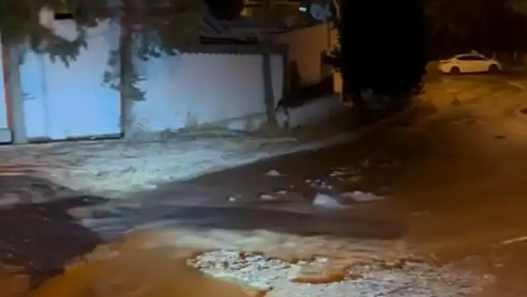 Konacık'ta su hattı patladı, tonlarca su boşa aktı