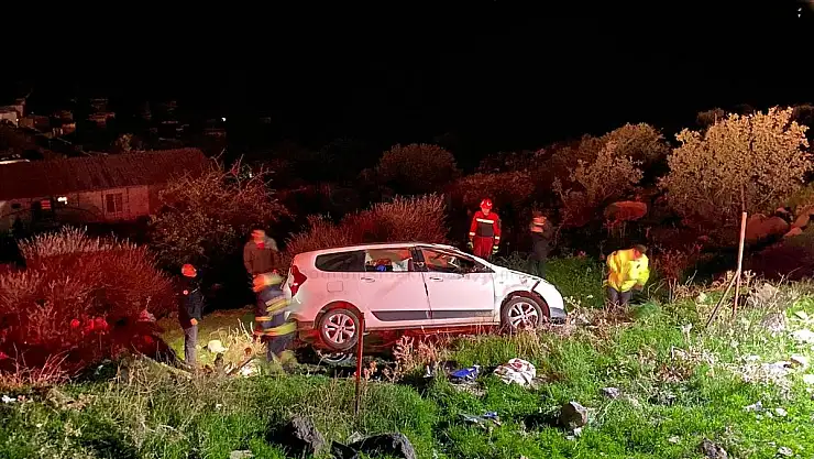 Kontrolden çıkan araç 15 metrelik şarampole yuvarlandı: 2 yaralı