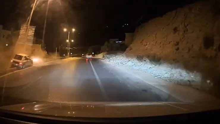 Kontrolden çıkan araç direğe çarptı !