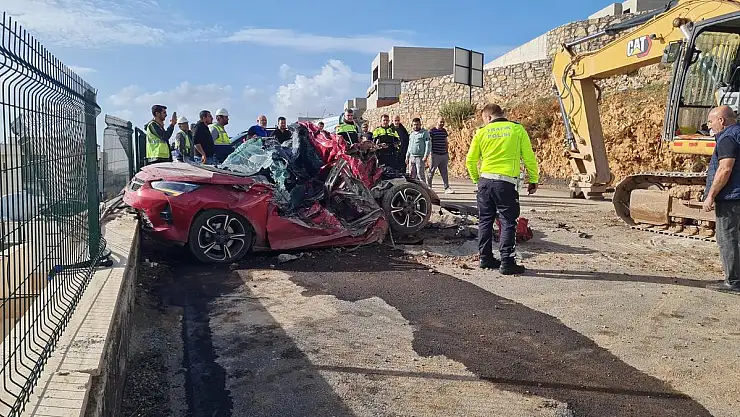 Kontrolden Çıkan İş Makinesi Otomobili Ezdi Geçti