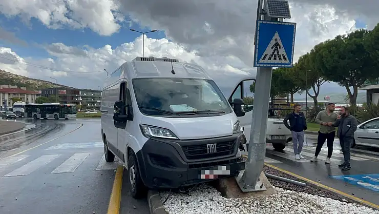 Kontrolden çıkan minibüs direğe çarptı