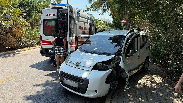 Kontrolden çıkan otomobil ağaca çarpıp kaldırıma savruldu !