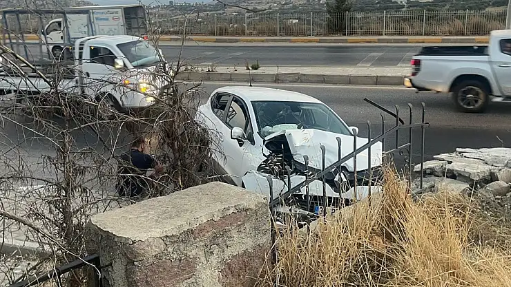 Kontrolden çıkan otomobil duvara çarptı !
