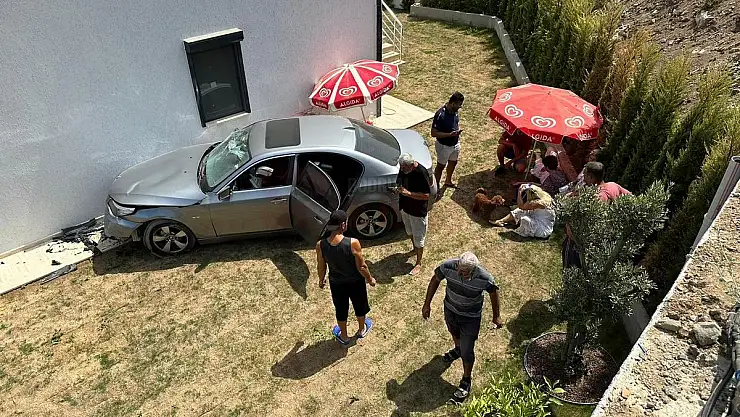 Kontrolden Çıkıp Evin Bahçesine Düşen Araçta 3 Kişi Yaralandı