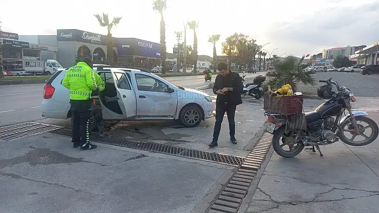 KONTROLSÜZ DÖNÜŞ YAPTI MOTOSİKLETE ÇARPIP 1 KİŞİYİ YARALADI