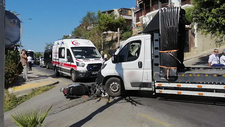 Kontrolünü kaybeden motosiklet kamyonetin altına girdi !