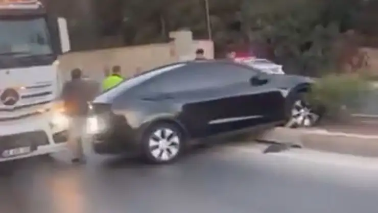 Kontrolünü kaybeden sürücü refüjde durabildi !